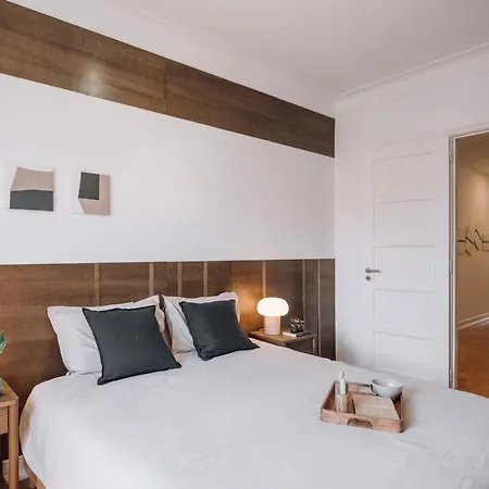 Barnett - 2 Bedrooms And Balcony In Campolide 公寓