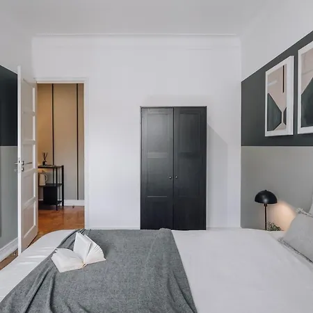 Barnett - 2 Bedrooms And Balcony In Campolide リスボン