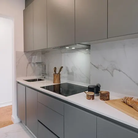 Barnett - 2 Bedrooms And Balcony In Campolide ליסבון
